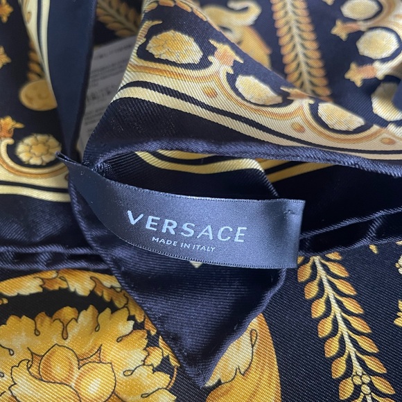 NEW with tag Authentic VERSACE BAROCCO LARGE SILK FOULARD SCARF - Picture 9 of 16